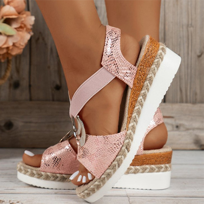 Stap stijlvol de zomer in met deze opvallende wedges.