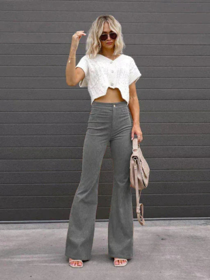 VelvetFlare – Trendy Corduroy Flare Broek met Hoge Taille en Retro Uitstraling