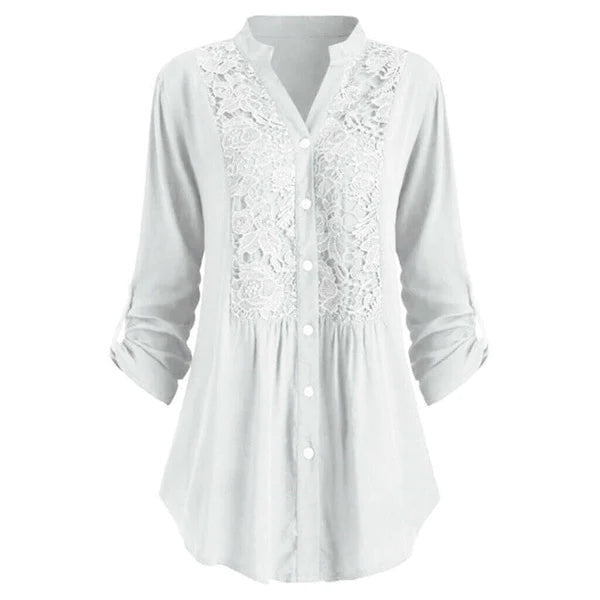 Witte damesblouse met lange mouwen en knoopsluiting, voorzien van elegante kanten details. Perfect voor casual en formele gelegenheden.