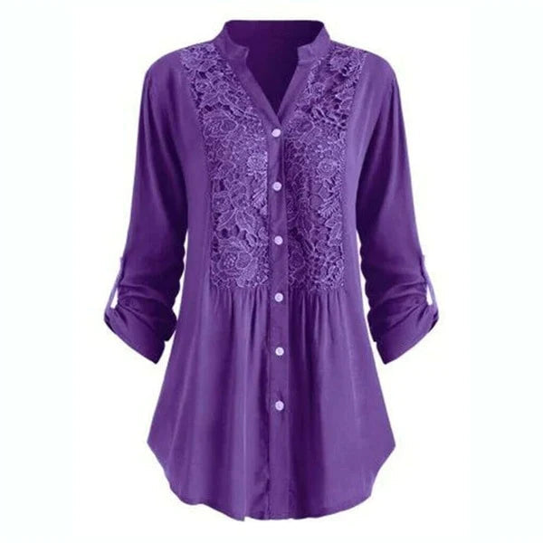 Paarse damesblouse met pofmouwen en knoopsluiting, voorzien van kanten details. Modieuze lange blouse, ideaal voor casual en formele gelegenheden.