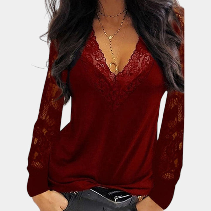 Dames blouse met V-hals en kanten mouwen in een elegante pasvorm, ideaal voor werk, diners of stijlvolle momenten.