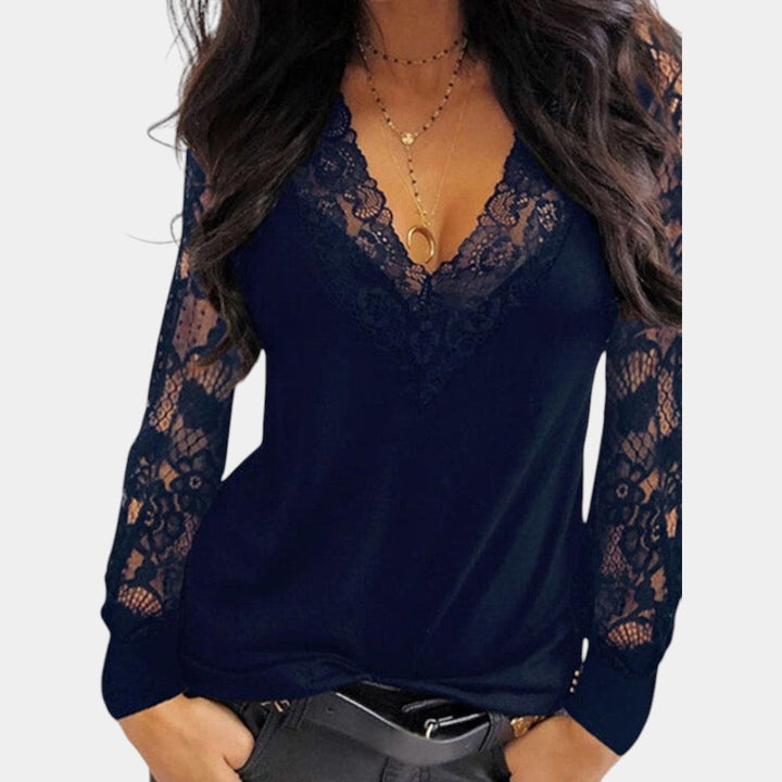 Dames blouse met V-hals en kanten mouwen in een elegante pasvorm, ideaal voor werk, diners of stijlvolle momenten.