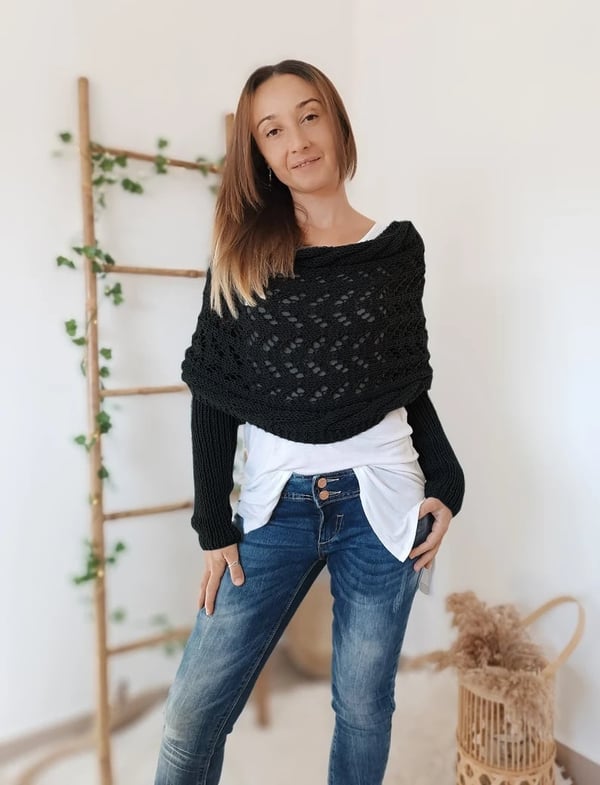Omslagsjaal met dubbele mouwen - knusse gebreide sjaal met geïntegreerde mouwen
