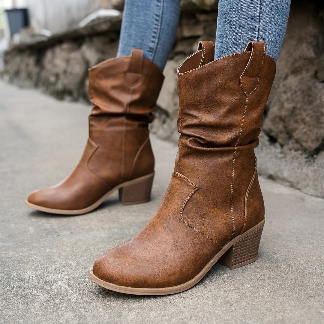 Bruine leren dameslaarzen met blokhak, casual stijl, gedragen op straat. Perfect voor herfstmode en dagelijks gebruik. Comfortabele en trendy schoenen.