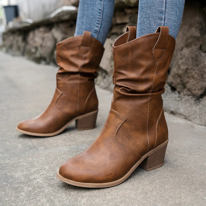 Bruine leren dameslaarzen met blokhak, casual stijl, gedragen op straat. Perfect voor herfstmode en dagelijks gebruik. Comfortabele en trendy schoenen.