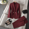 Tweedelig dameskostuum met blazer en broek