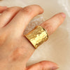 Brede open ring met gehamerd watergolfpatroon