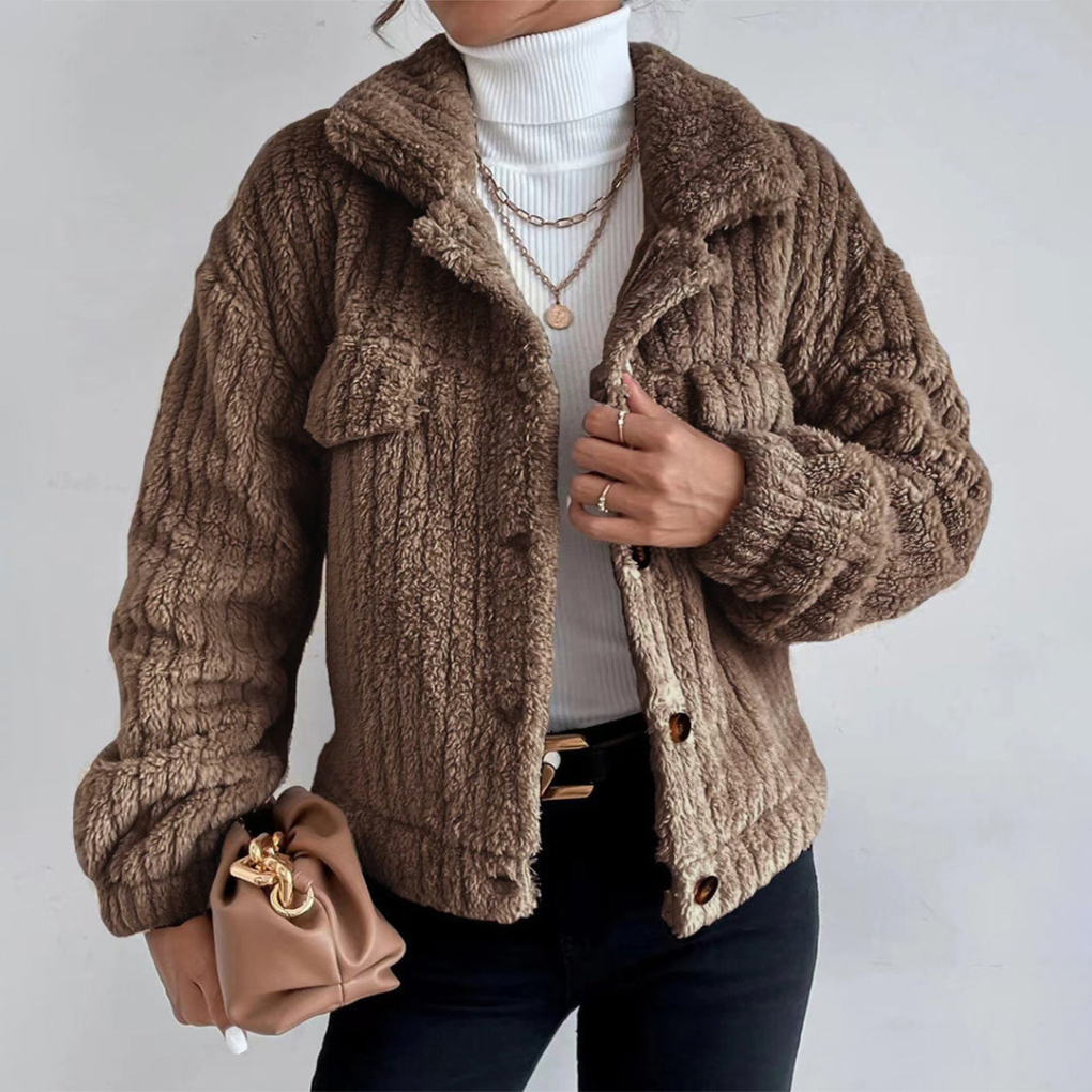 https://cdn.shopify.com/s/files/1/0853/4979/4119/files/Amelia___Elegante_jas_met_zakken_3.png?v=1752733975
