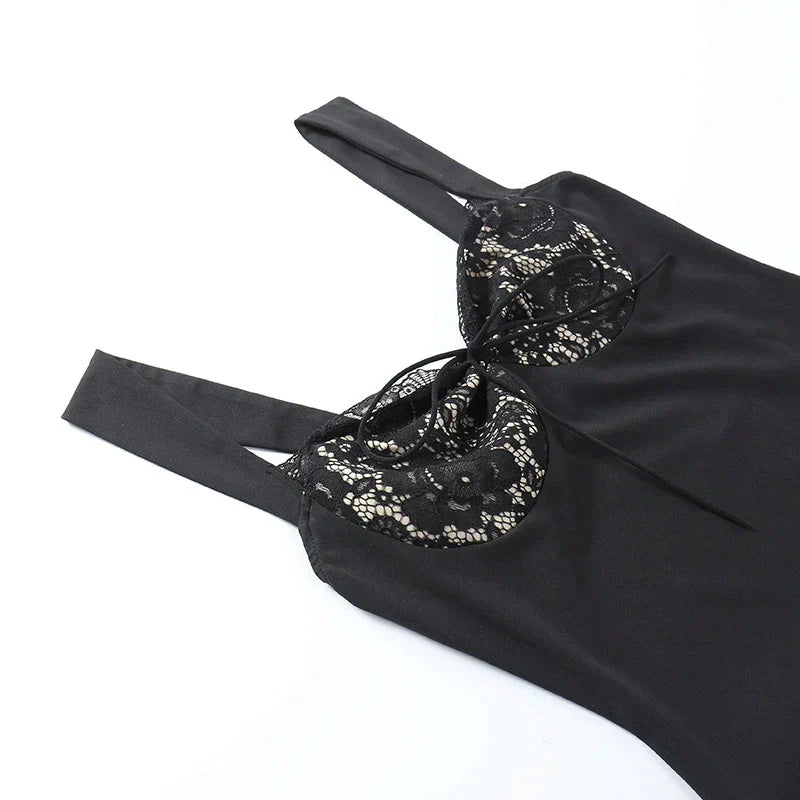 https://cdn.shopify.com/s/files/1/0768/1006/0099/files/CALORA_A-Line-Lace-Mini-Jurk-met-Gevoerde-Breed-Strap-en-Kant-3.webp?v=1744483840