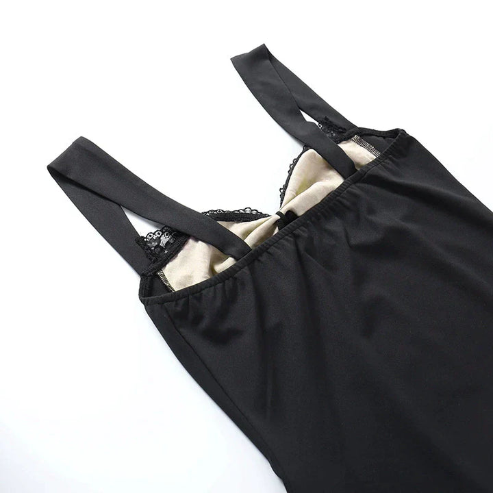 https://cdn.shopify.com/s/files/1/0768/1006/0099/files/CALORA_A-Line-Lace-Mini-Jurk-met-Gevoerde-Breed-Strap-en-Kant-4.webp?v=1744483843