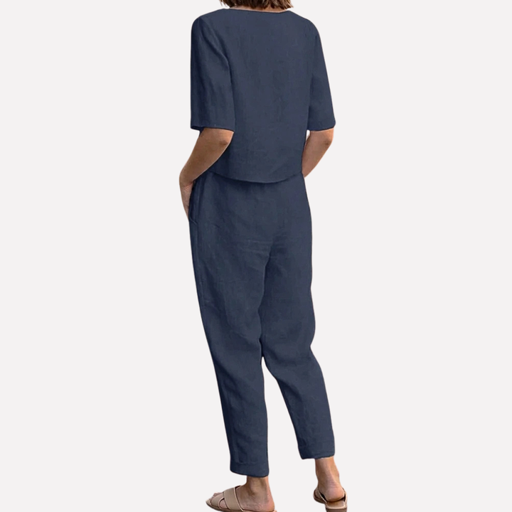 Damesoutfit met bijpassende accessoires