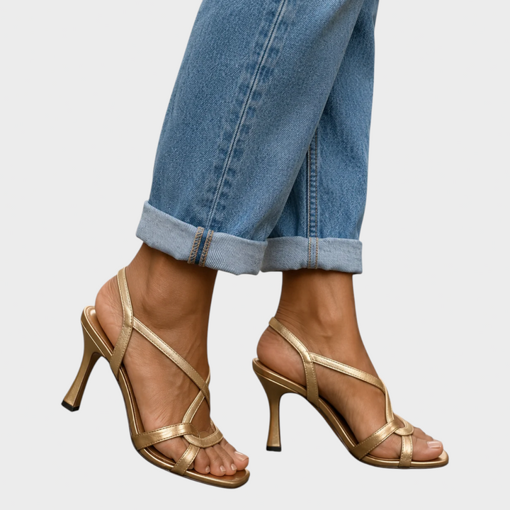 Elegante gouden sandalen met bandjes en hak