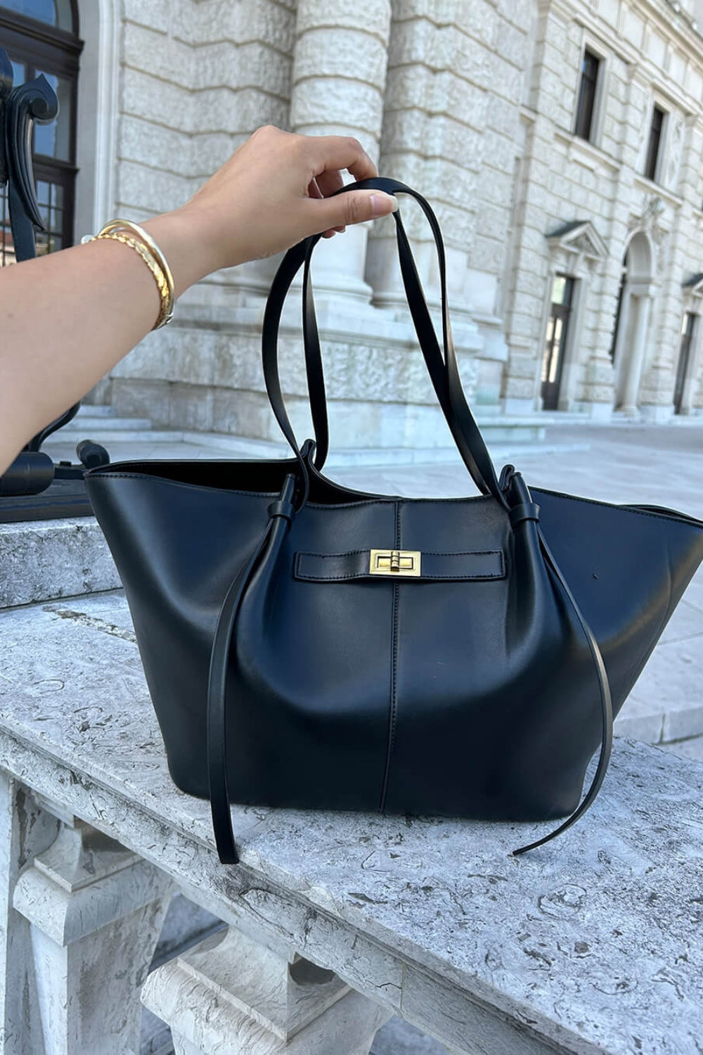 Leren shopper voor dagelijks gebruik met sluitingsdetail aan de voorkant.