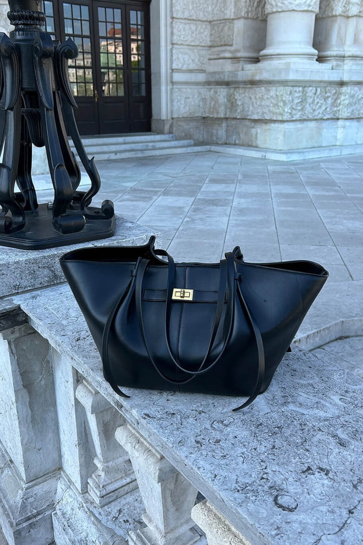 Leren shopper voor dagelijks gebruik met sluitingsdetail aan de voorkant.