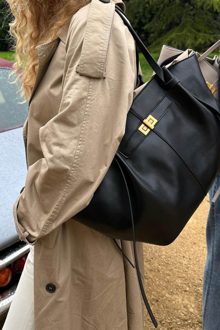 Leren shopper voor dagelijks gebruik met sluitingsdetail aan de voorkant.