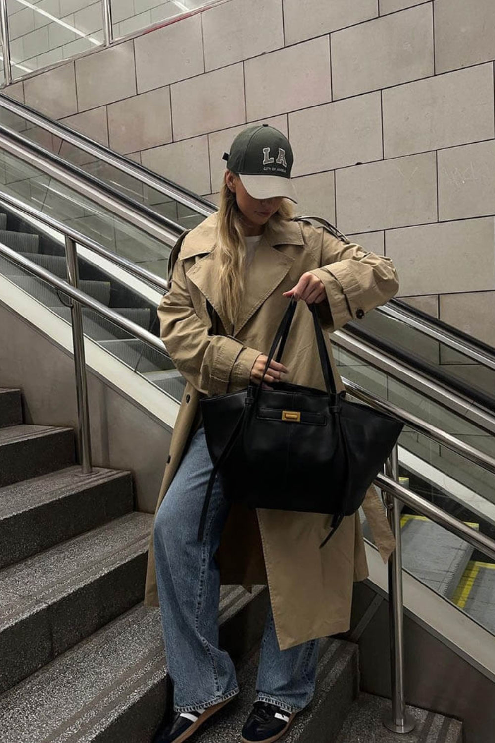 Leren shopper voor dagelijks gebruik met sluitingsdetail aan de voorkant.