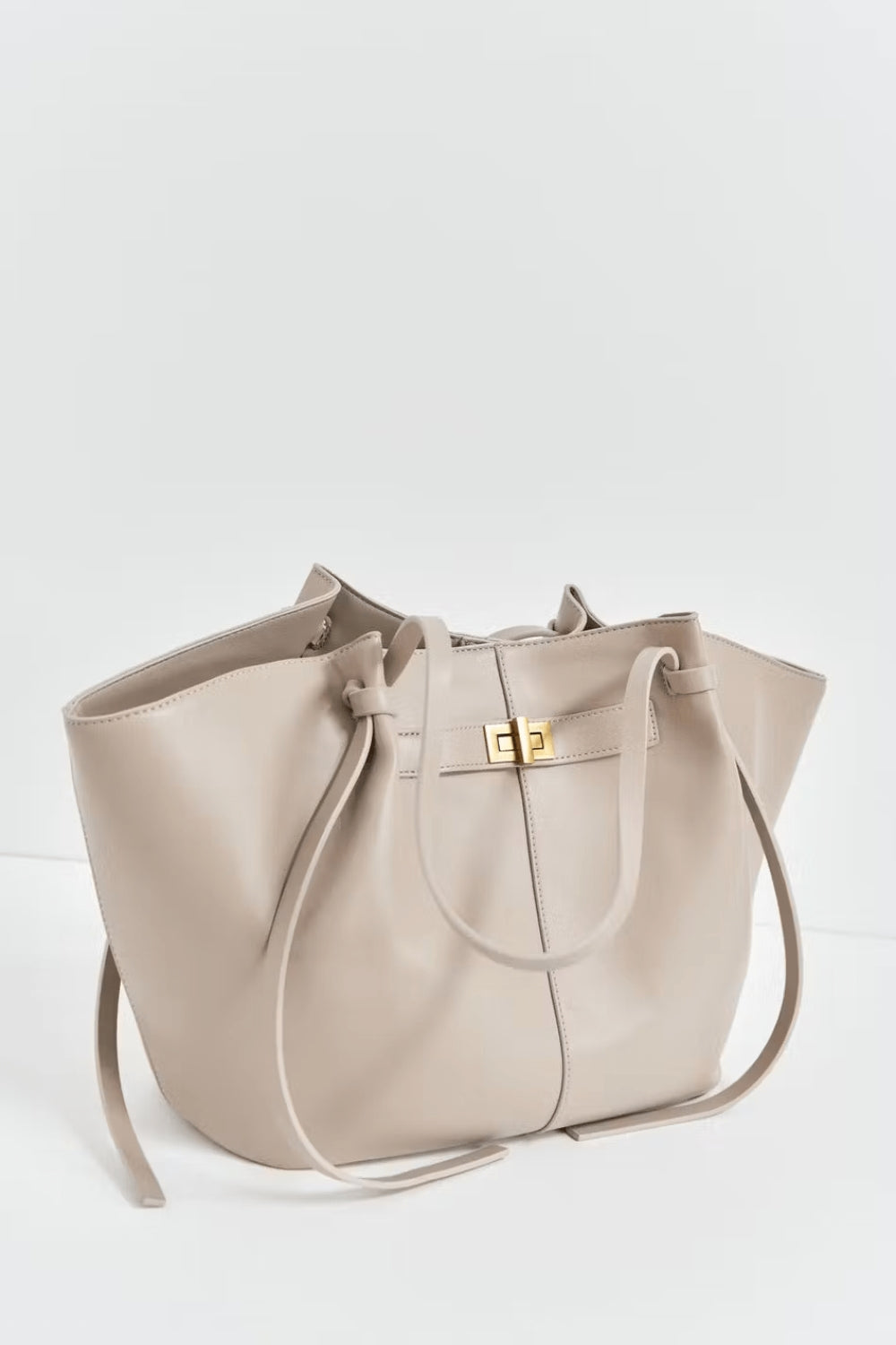Leren shopper voor dagelijks gebruik met sluitingsdetail aan de voorkant.