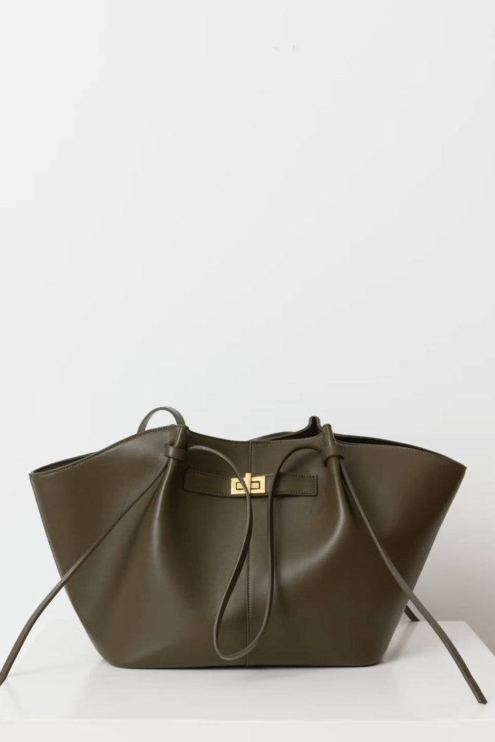 Leren shopper voor dagelijks gebruik met sluitingsdetail aan de voorkant.