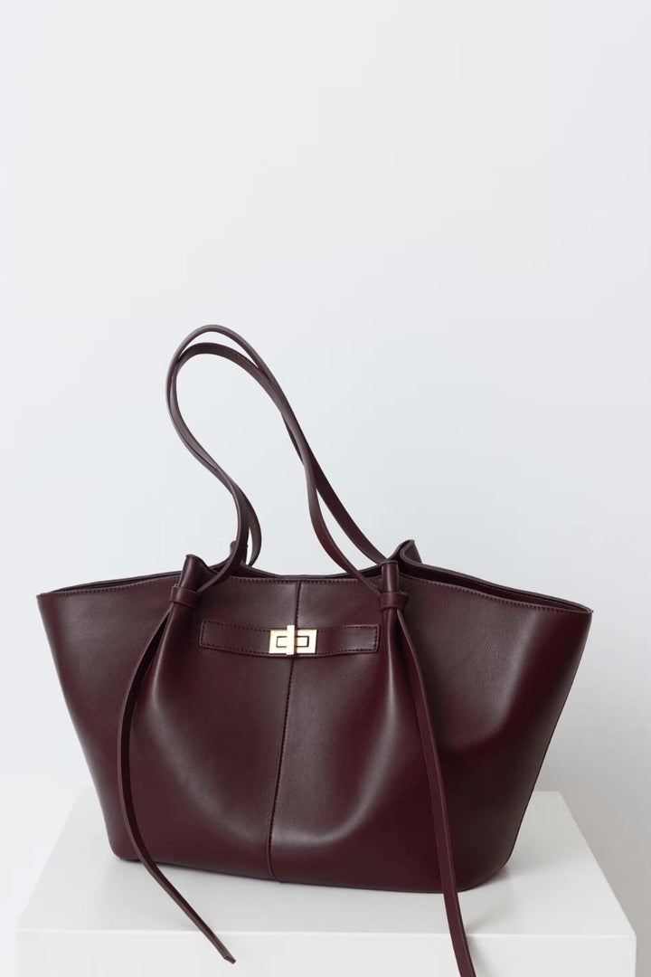 Leren shopper voor dagelijks gebruik met sluitingsdetail aan de voorkant.