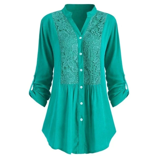 Groene damesblouse met pofmouwen en knoopsluiting, voorzien van kantdetails. Perfect voor casual en formele gelegenheden. Modieuze dameskleding.