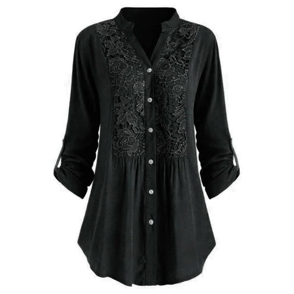 Zwarte damesblouse met lange pofmouwen en knoopsluiting, voorzien van kantdetails op de borst. Elegante en modieuze blouse voor elke gelegenheid.