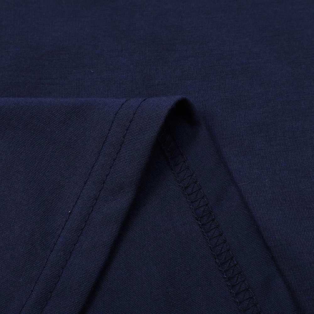 Donkerblauw heren T-shirt van katoen, close-up van de stof en stiksels. Comfortabel, ademend en duurzaam. Perfect voor casual en sportieve outfits.