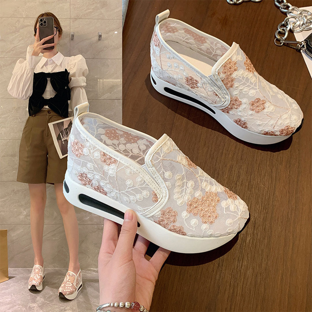Dames sneakers met bloemenkant, verhoogde zool, casual stijl. Perfect voor modieuze outfits. Comfortabele en trendy schoenen voor dagelijks gebruik.