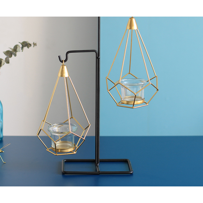 Kandelaar en theelichthouder met modern geometrisch metalen frame en gouden draadkooien