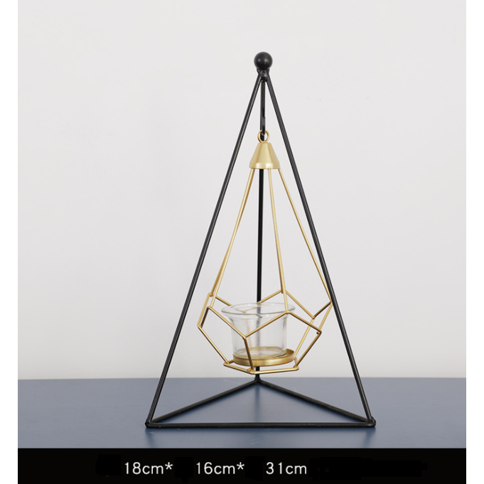 Kandelaar en theelichthouder met modern geometrisch metalen frame en gouden draadkooien