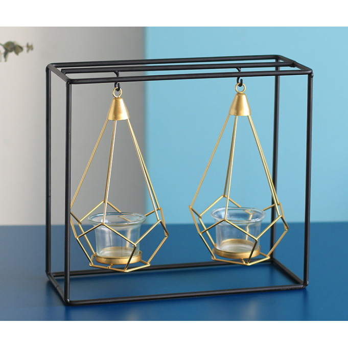 Kandelaar en theelichthouder met modern geometrisch metalen frame en gouden draadkooien