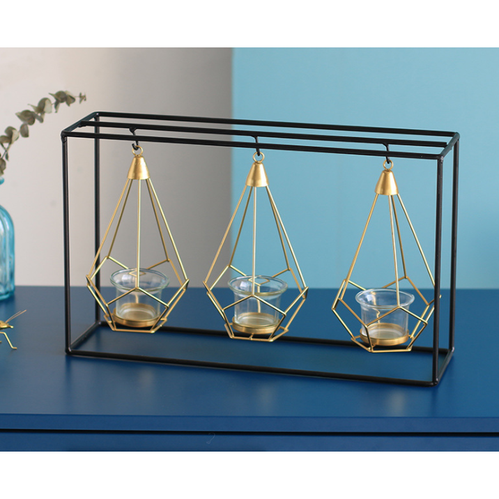 Kandelaar en theelichthouder met modern geometrisch metalen frame en gouden draadkooien