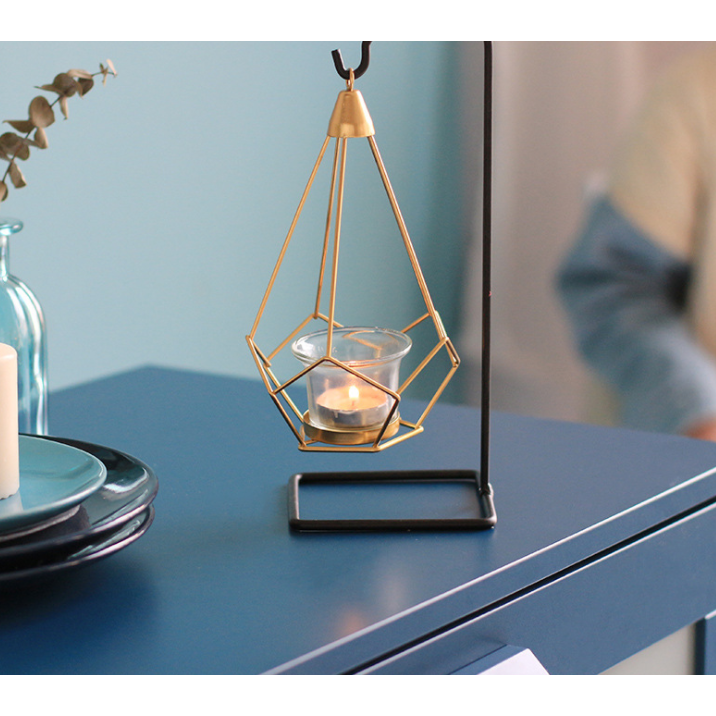 Kandelaar en theelichthouder met modern geometrisch metalen frame en gouden draadkooien
