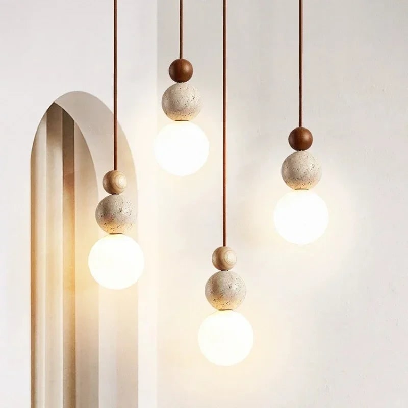 Plafond hanglamp met bol van matglas en travertijnen bollen