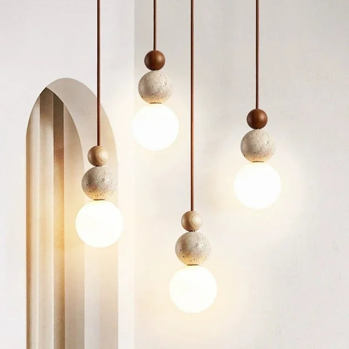 Plafond hanglamp met bol van matglas en travertijnen bollen