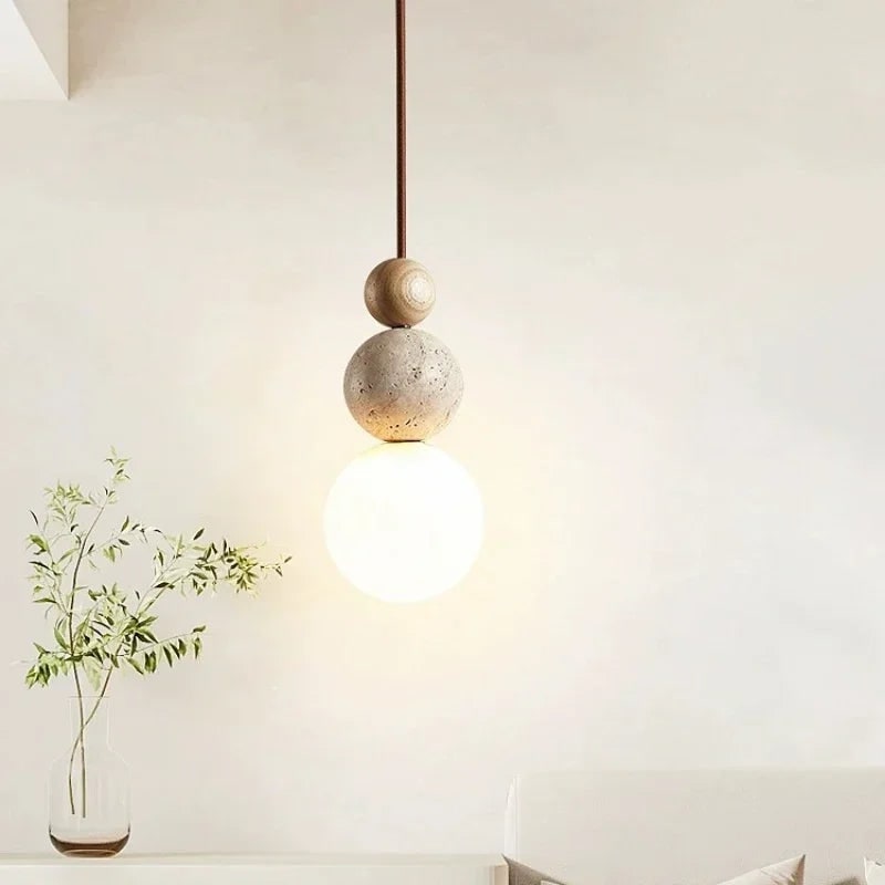 Plafond hanglamp met bol van matglas en travertijnen bollen