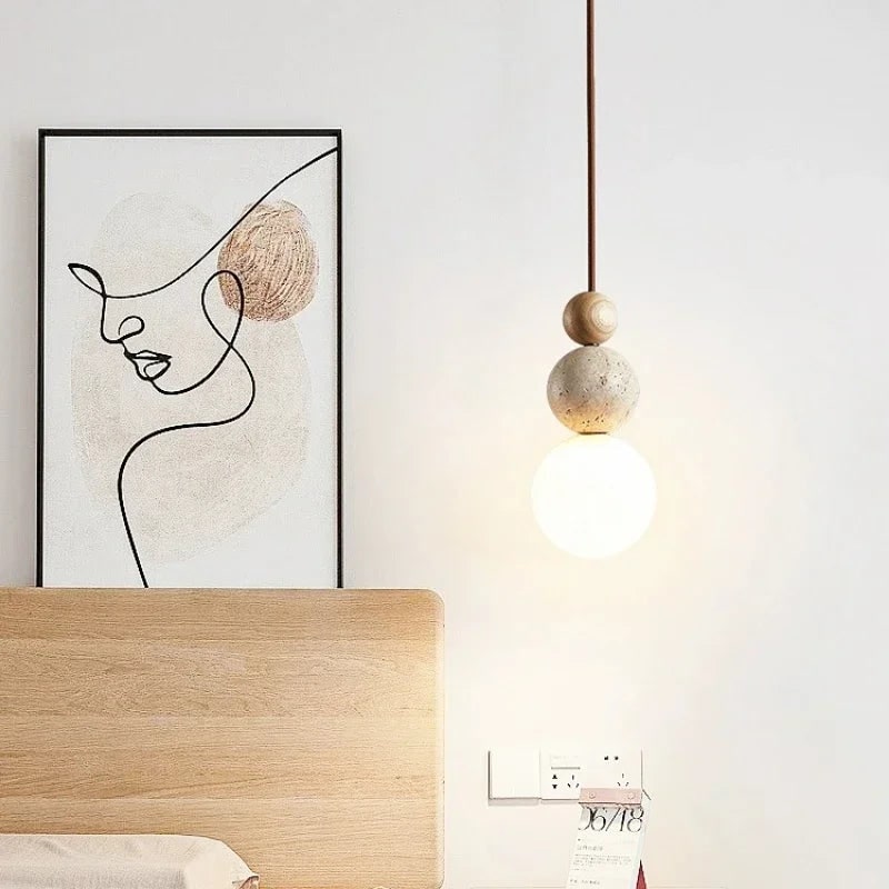 Plafond hanglamp met bol van matglas en travertijnen bollen