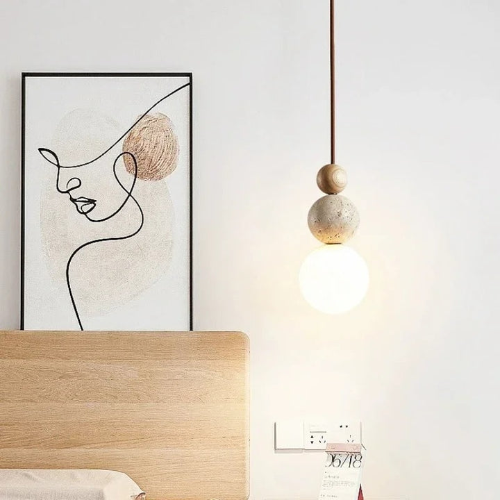 Plafond hanglamp met bol van matglas en travertijnen bollen