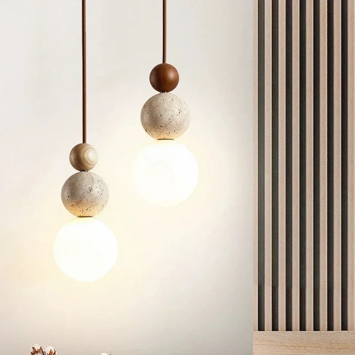 Plafond hanglamp met bol van matglas en travertijnen bollen