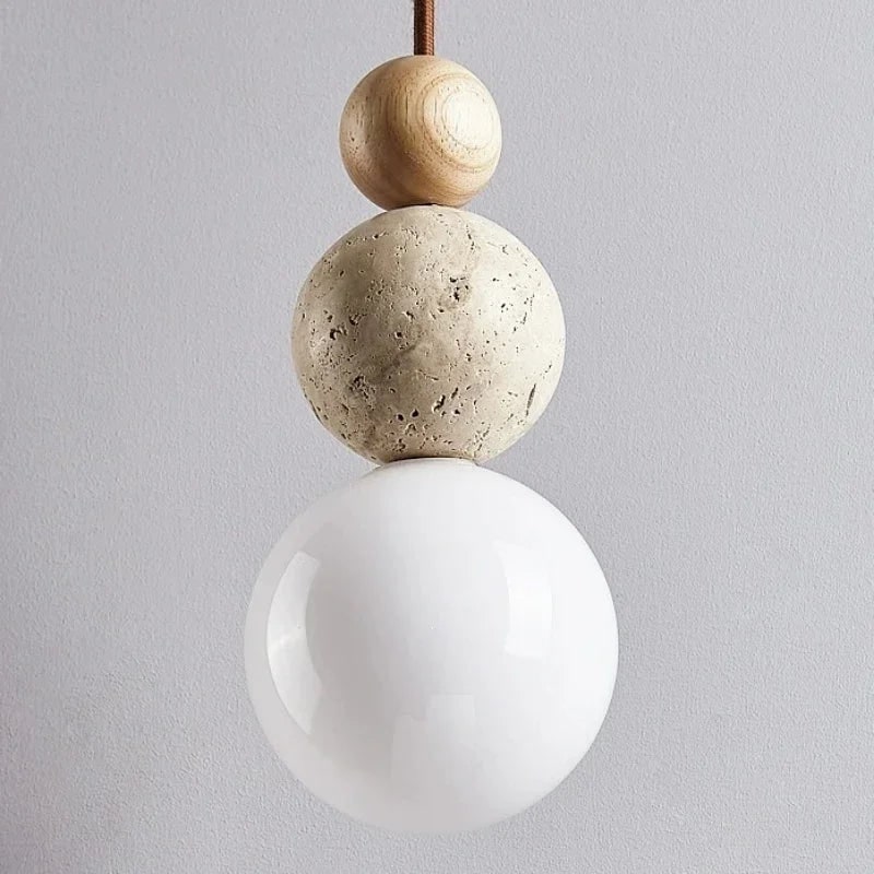 Plafond hanglamp met bol van matglas en travertijnen bollen