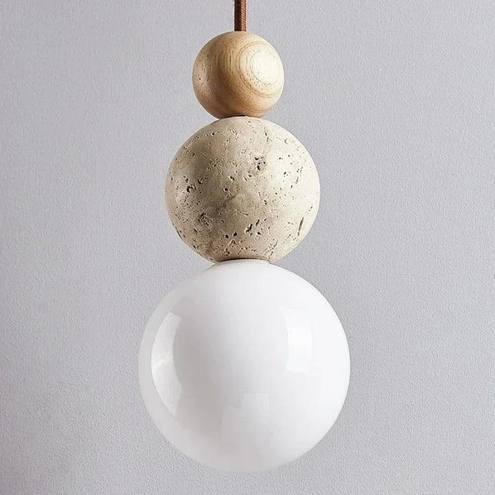Plafond hanglamp met bol van matglas en travertijnen bollen