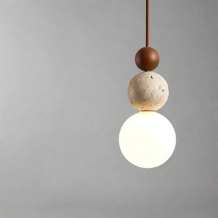 Plafond hanglamp met bol van matglas en travertijnen bollen