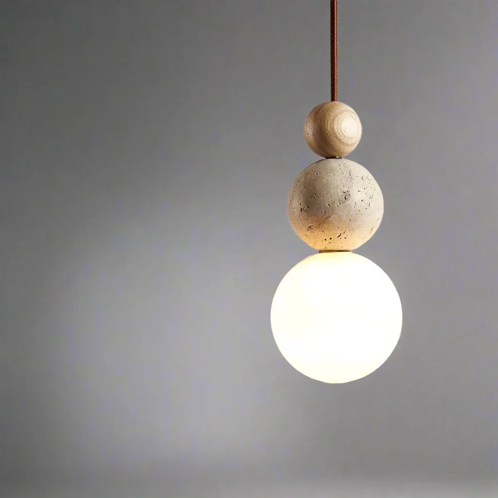 Plafond hanglamp met bol van matglas en travertijnen bollen