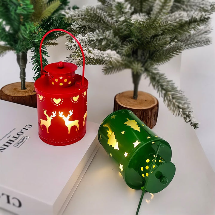 Kerstboom met lichtjes, led-lantaarn van metaal met uitsnijdingen, tafeldecoratie
