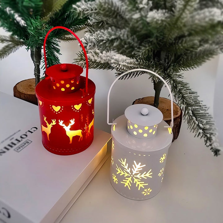 Kerstboom met lichtjes, led-lantaarn van metaal met uitsnijdingen, tafeldecoratie