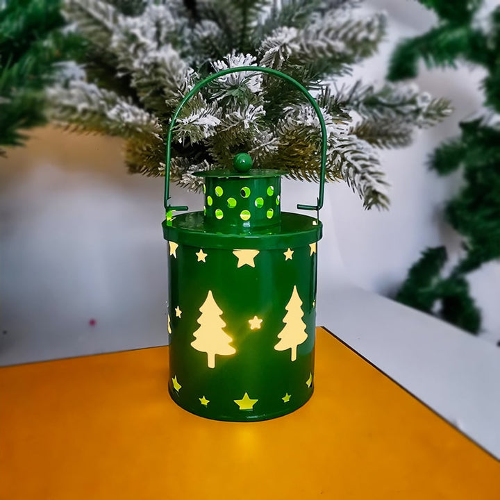 Kerstboom met lichtjes, led-lantaarn van metaal met uitsnijdingen, tafeldecoratie