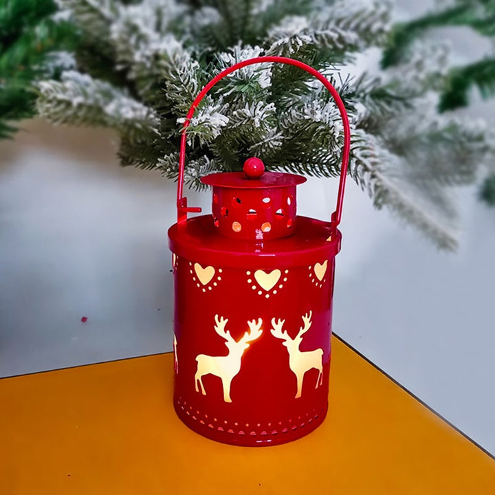 Kerstboom met lichtjes, led-lantaarn van metaal met uitsnijdingen, tafeldecoratie