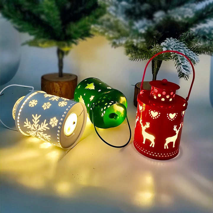 Kerstboom met lichtjes, led-lantaarn van metaal met uitsnijdingen, tafeldecoratie