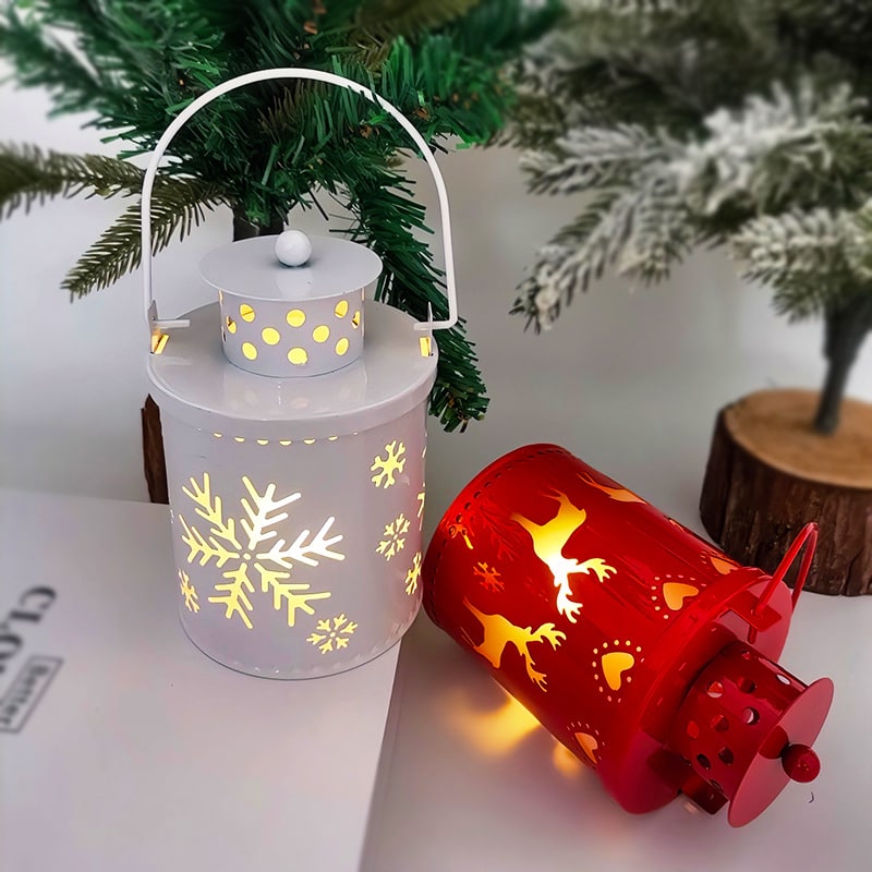 Kerstboom met lichtjes, led-lantaarn van metaal met uitsnijdingen, tafeldecoratie