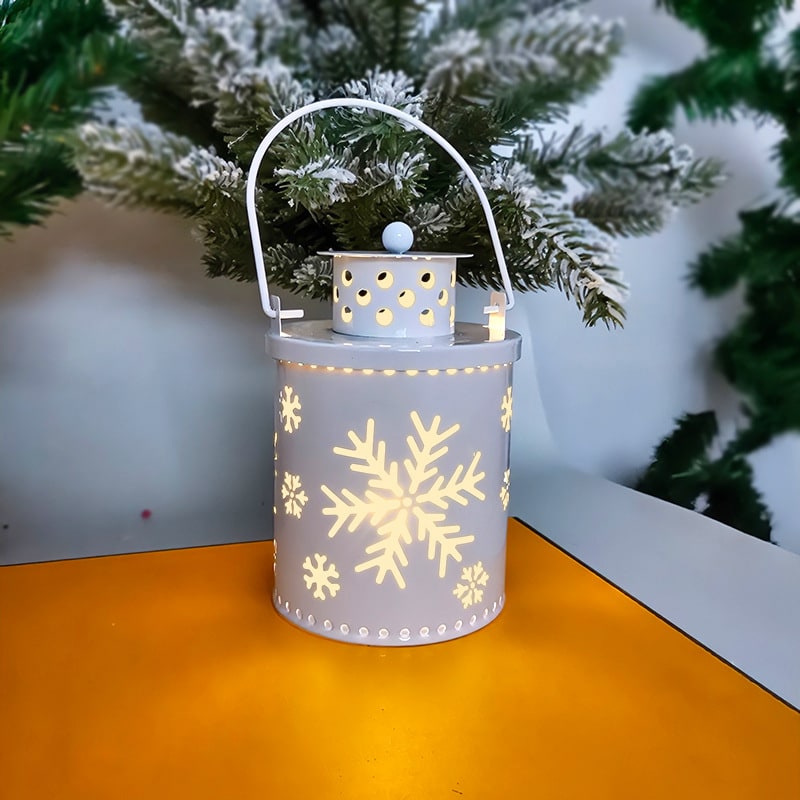 Kerstboom met lichtjes, led-lantaarn van metaal met uitsnijdingen, tafeldecoratie