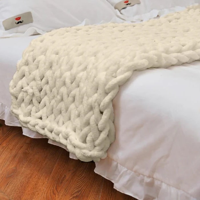 Grof gebreide plaid met zachte chenillegaren en extra grote lussteken imitatiebont